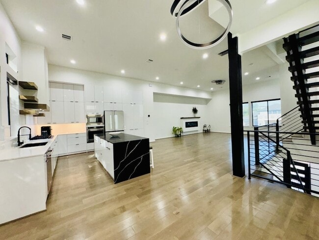 Foto del edificio - 525 Memorial Heights Dr