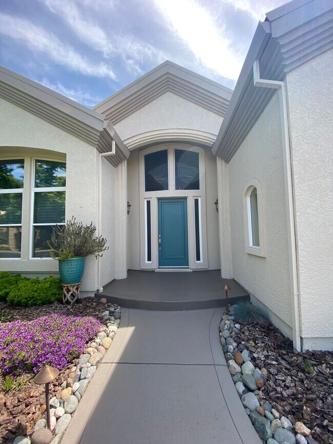 Foto del edificio - Stunning American River Canyon Custom Home