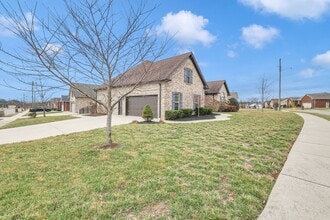 Building Photo - 402 Lucy Cir