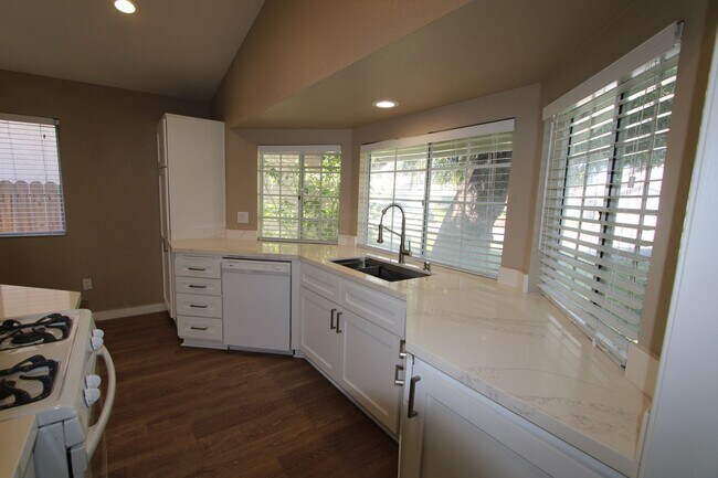 Foto del edificio - Lovely Single-Story 2-Bedroom Home in Redl...