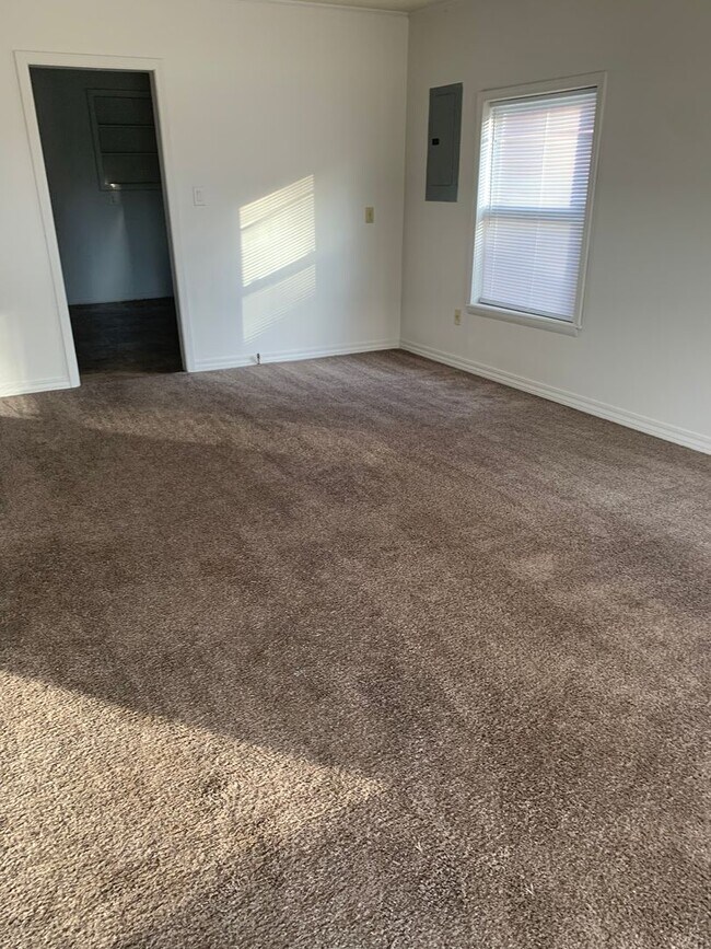 Building Photo - 2 Bedroom 1 Bath house Ready December 1st!