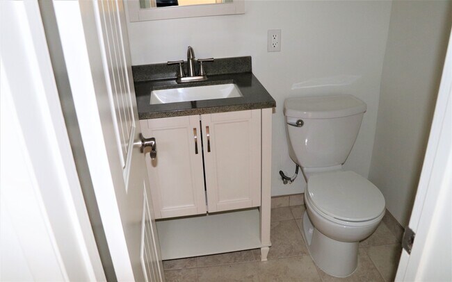 Abajo 1/2 baño - 512 Hill St