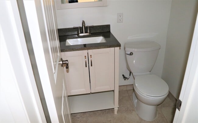 Downstairs 1/2 bathroom - 512 Hill St