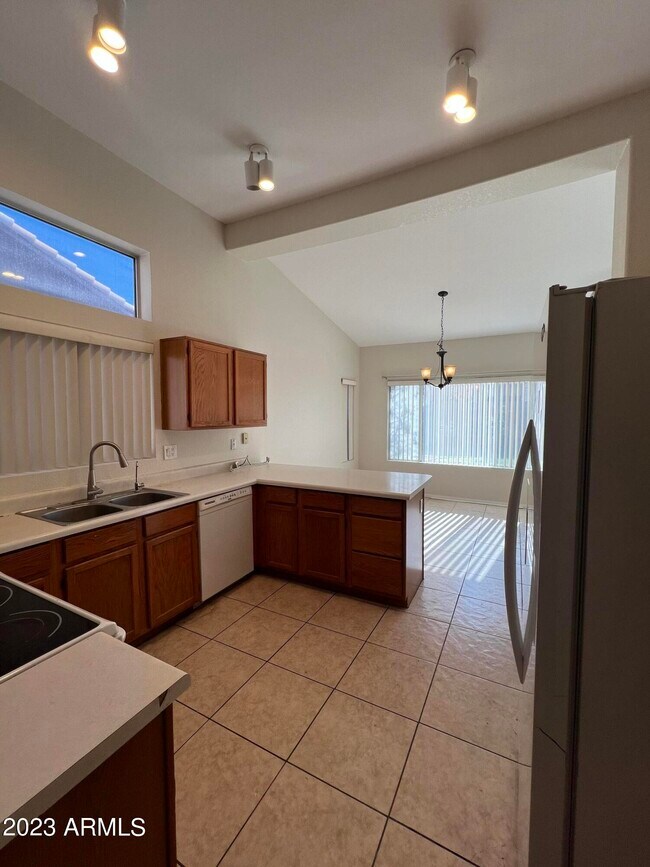 Building Photo - 1561 E Stanford Ave