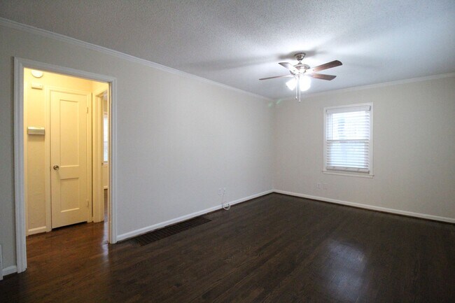 Building Photo - 2 Bedroom 1 Bath Home in Roeland Park