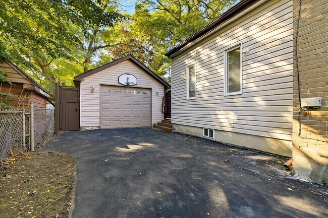 Building Photo - 10 Roosevelt Ave