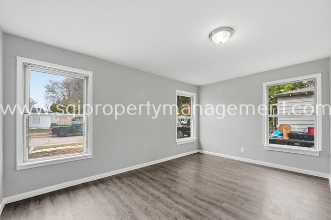 Building Photo - 904 21st St