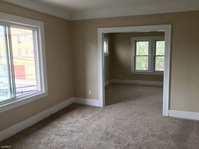 Building Photo - 2 br, 1 bath Duplex - 2049 Sharon St