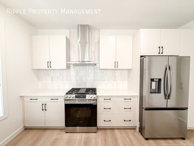 Building Photo - Modern 2 Beds, 2.5 Baths Main Floor/ Upper...