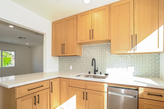 Foto del edificio - 5826 Jamieson Ave