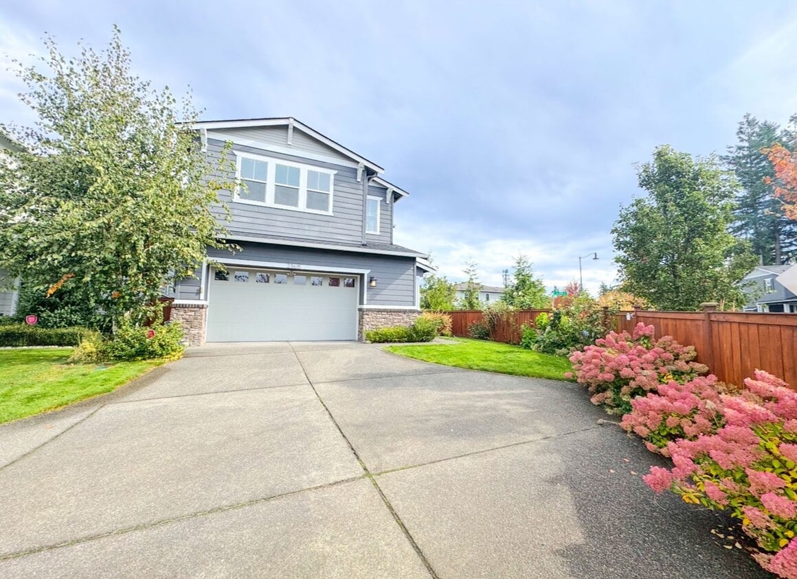 Foto principal - New 4 bed with bedroom and bath on main floor
