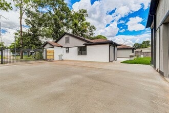 Building Photo - 9923 Emnora Ln