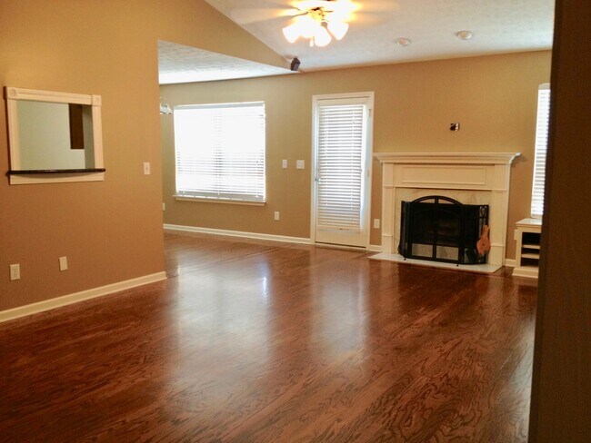 Foto del edificio - 2119 Long Meadow Dr
