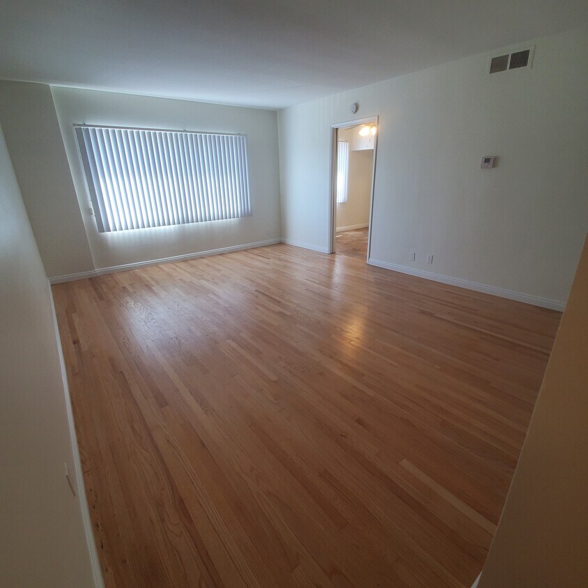 Primary Photo - 1831 W Glenoaks Blvd