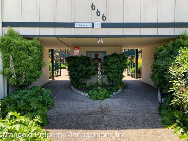 Foto del edificio - 666 Casanova Ave