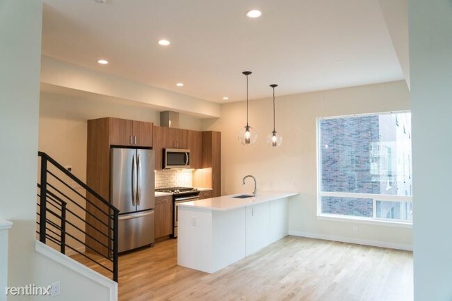 Building Photo - 2 br, 2.5 bath Townhome - 930 40th St