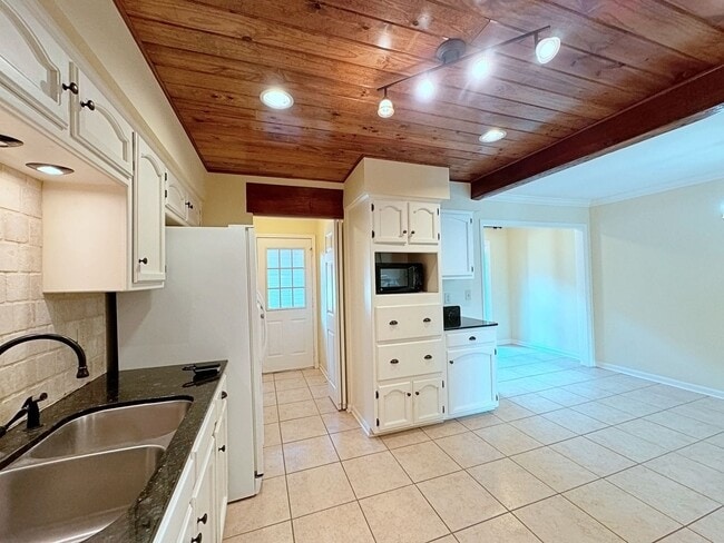 Building Photo - Custom Remodeled Townhome off Jefferson Hwy