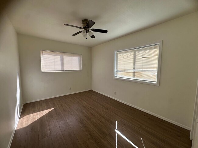 Foto del edificio - 8156 Tilden Ave