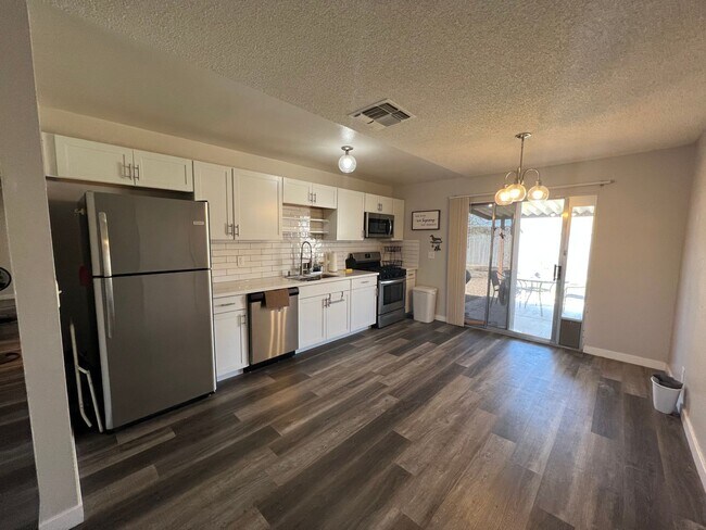 Foto del edificio - STUNNING 4BD/2BA SINGLE STORY IN HENDERSON. NO HOA!!