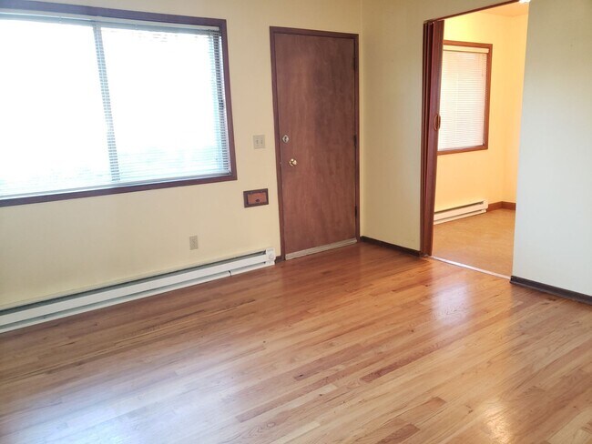 Building Photo - Hip, Mid Century Courtyard Apartment