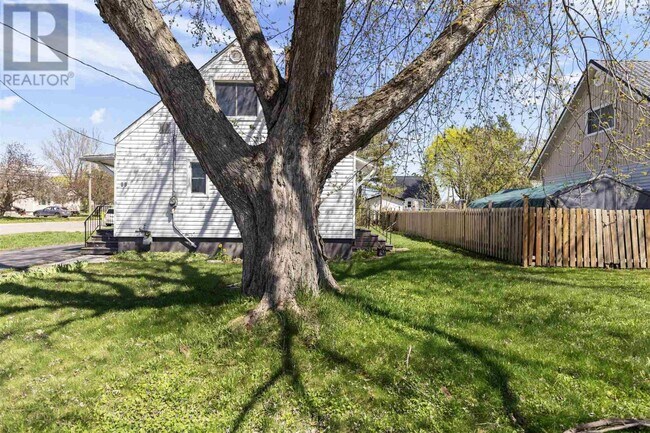 Photo du bâtiment - Charming 3 Bedroom Home with Parking & In-...