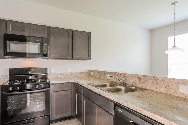 Foto del edificio - 4011 Silver Ranch Rd