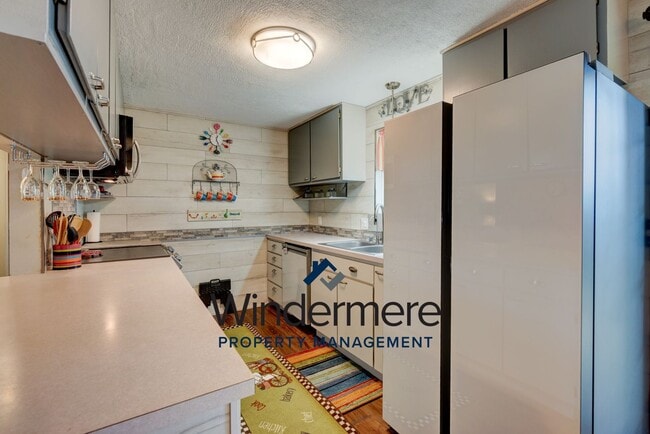 Building Photo - Fully-Furnished Cozy 3 Bedroom Home - Shor...