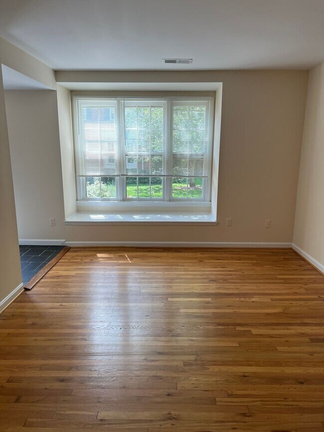 Foto del edificio - Wonderful end unit in Downtown Bethesda, 1 Mi. to Bethesda Metro