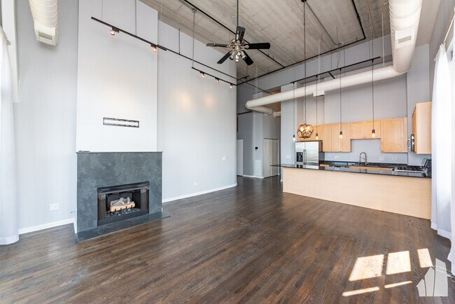 Foto del edificio - Incredible 2 bed/2 bath condo in Lake View...