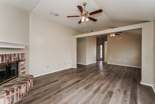 Foto del edificio - 4001 Periwinkle Dr