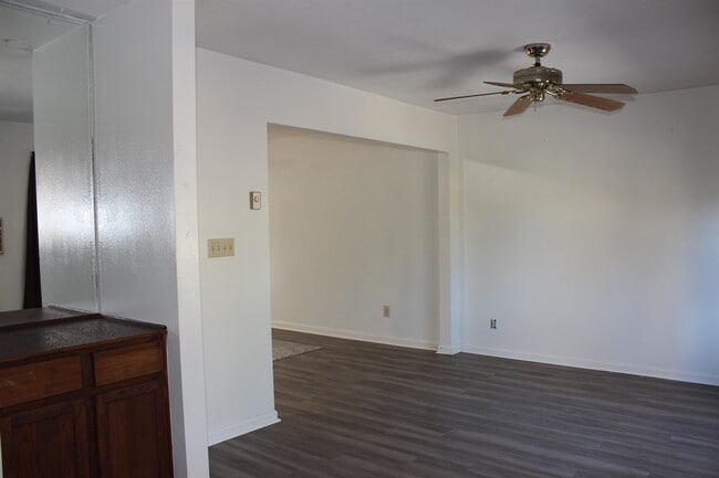 Building Photo - 409 Westwood Dr