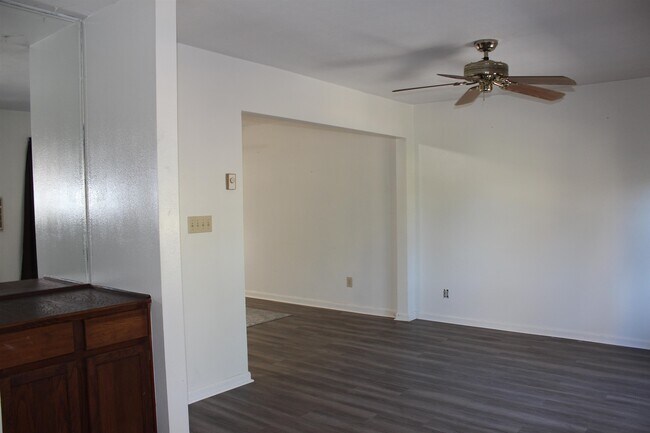 Foto del edificio - 409 Westwood Dr