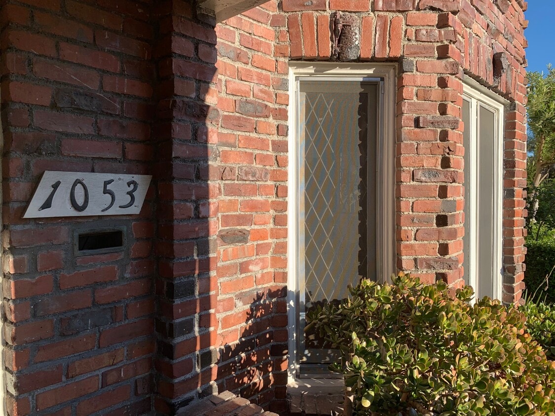 Building Photo - 1053 S Mansfield Ave