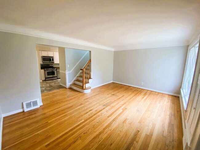 Foto del edificio - Spacious 4-Bed, 2.5-Bath Home in South Euc...