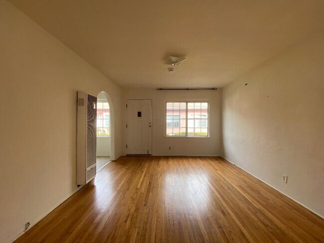 SALA DE ESTAR - PUERTA PRINCIPAL - 820 Pearl St