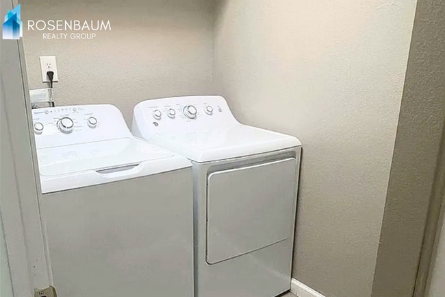 Foto del edificio - 2145 N Bell Ave