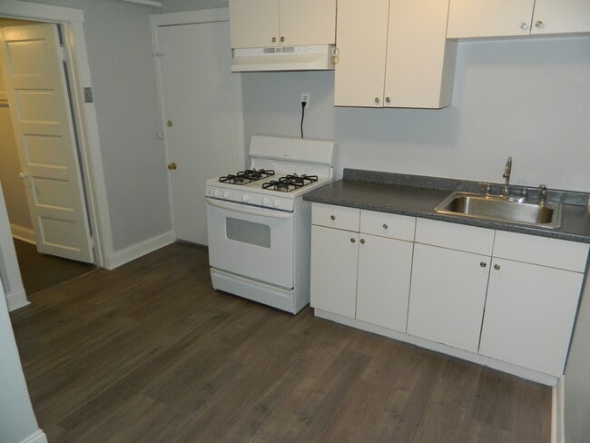 Kitchen - 2517 W Gunnison St