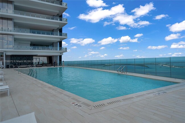 Foto del edificio - 300 Biscayne Boulevard Way