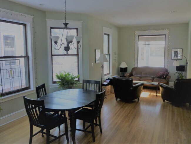 Foto del edificio - 2739 Fremont Ave S