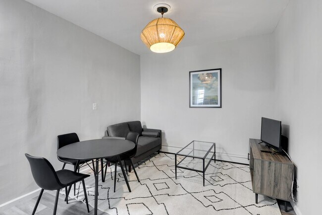 Foto del edificio - Queen room in 3-bed/1.0-bath Home