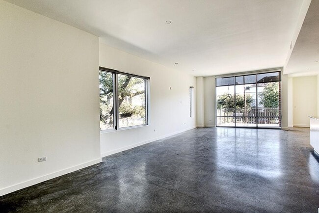 Building Photo - 2410 Waugh Dr