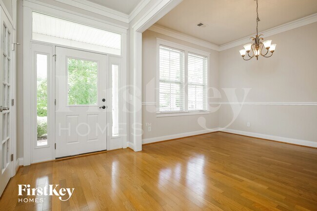 Foto del edificio - 228 Silverwood Ln