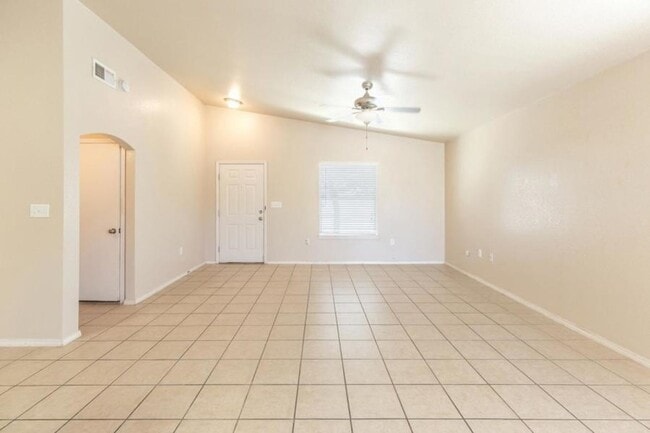 Building Photo - Charming 3 bedroom, 2 bath in Northeast El...