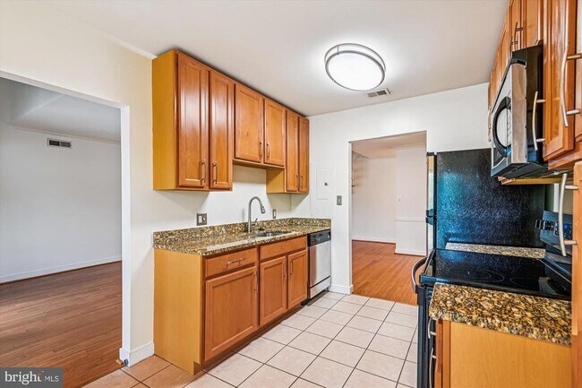 Foto del edificio - 300 Hilltop Ln