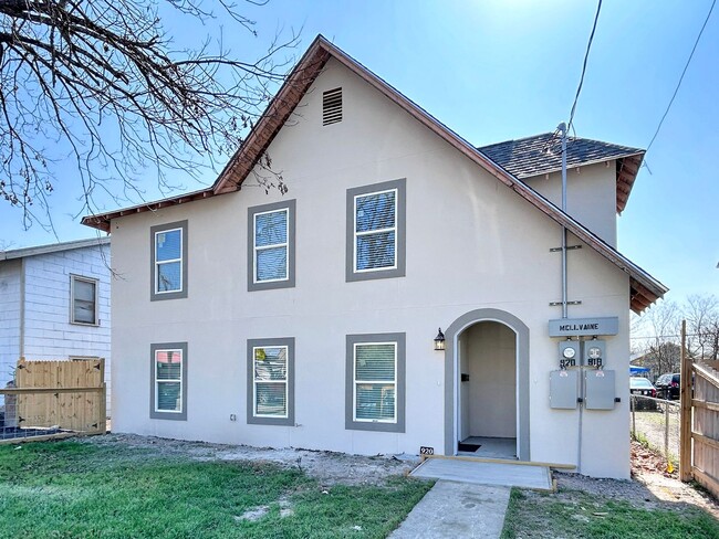 Newly Renovated 2-Bedroom Duplex - Newly Renovated 2-Bedroom Duplex House