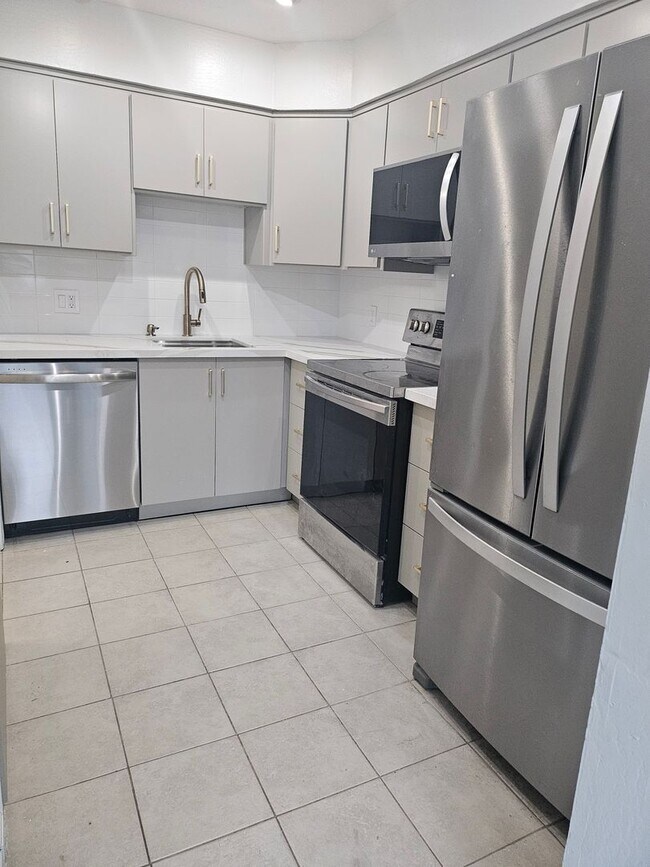 Building Photo - 2 BEDROOM REMODELED UNIT