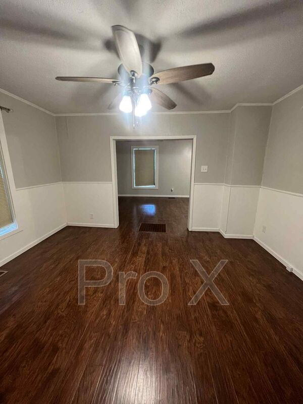 Foto del edificio - 3102 E 8th St