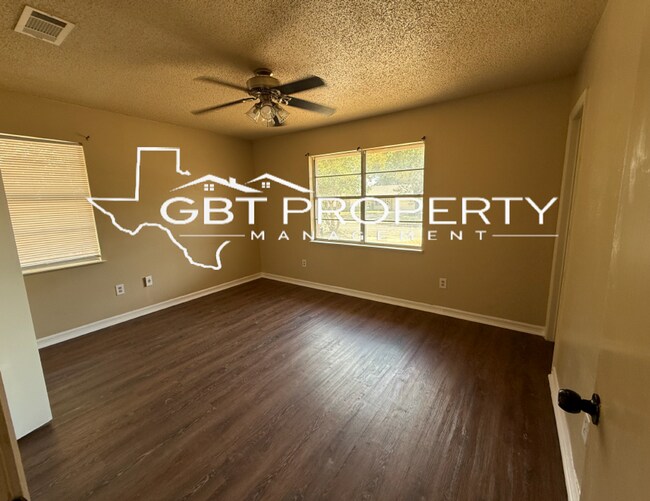 Foto del edificio - 5119 Lake Placid Pl