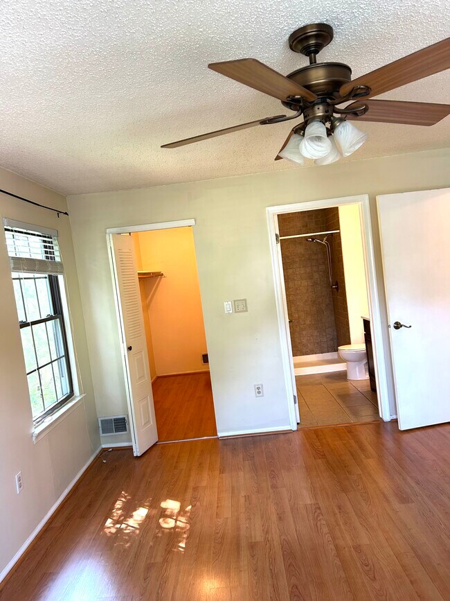 Foto del edificio - 102 Woodward Ln