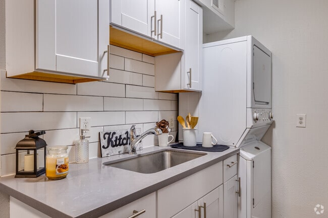 2BR, 1BA - 850SF - The Heights on Lemon